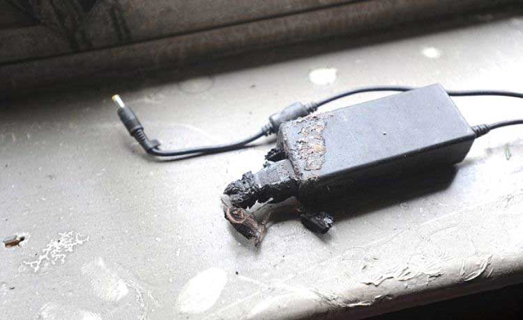 Adapter hoặc dây sạc bị hỏng