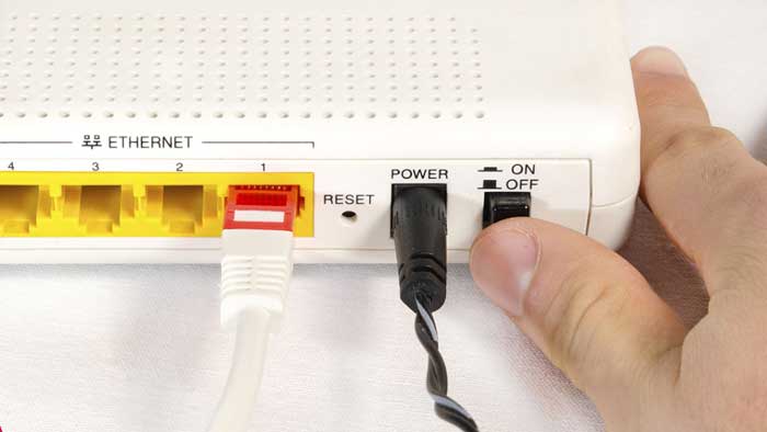 Khởi động lại laptop và router WiFi