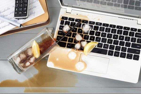 Nước hoặc chất lỏng đổ vào máy